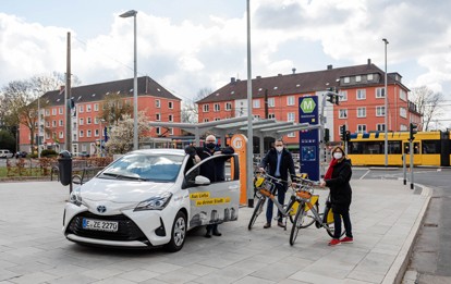 Gemeinsam mit dem Bürgermeister für den Stadtbezirk I, Peter Valerius, haben Simone Raskob (Umwelt-, Verkehr- und Sportdezernentin der Stadt Essen) und Michael Feller (Geschäftsführer Ruhrbahn) am 15. April 2021 offiziell die fünfte Mobilstation in Essen eröffnet. Ausgestattet ist die neue Mobilstation mit drei CarSharing-Stellplätzen und acht Leihfahrrädern von Metropolradruhr.