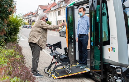 Im Rahmen des Forschungsprojekts EVA-Shuttle bringen autonom fahrende, emissionsfreie Minibusse ihre Fahrgäste nach Bedarf bequem von A nach B.