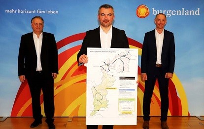 Infrastrukturlandesrat Heinrich Dorner (Mitte) präsentierte mit Verkehrsbetriebe Burgenland-Geschäftsführer Wolfgang Werderits und Gesamtverkehrskoordinator Peter Zinggl (v.l.) das neue Maßnahmenpaket zum Ausbau des öffentlichen Verkehrs (Bild: Bgld. Landesmedienservice)