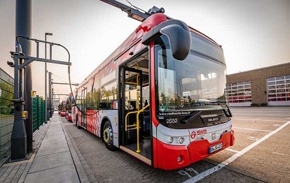 Geladen werden die Ebusco 2.2 stationär auf dem Betriebshof in Friesdorf mittels CCS2-Stecker (Bild: SWB / Benjamin Westhoff)