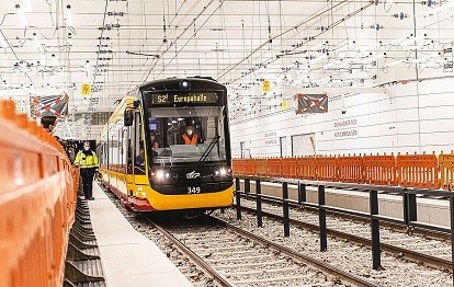 Das Foto zeigt eine VBK-Tram bei der Fahrt durch die unterirdische Haltestelle Durlacher Tor im Rahmen des Stresstests (Bild: Paul Gärtner / VBK)