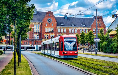 Die Bremer Straßenbahn AG will jetzt die Frage beantworten, inwieweit Bestandsfahrzeuge nachträglich mit einem Sicherheits-Assistenzsystem ausgerüstet werden können. Das Ziel: Ein im Fahrstand installierter Monitor soll Fahrdienstmitarbeitende optisch und akustisch vor Hindernissen im Gleis und vor Geschwindigkeitsüberschreitungen warnen.