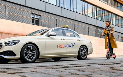 Von der Haustür zur Haltestelle und zurück: Das geht ab sofort auch per eScooter in fünf weiteren deutschen Städten über die FREE NOW App. Jenseits der großen Metropolen nimmt Multi-Service-Mobilitätsplattform-Anbieter FREE NOW mit dem schwedischen Anbieter Voi jetzt zum ersten Mal auch Städte mittlerer Größe in den Blick und startet das gemeinsame Angebot in Aachen, Lübeck, Nürnberg, Augsburg und Karlsruhe.