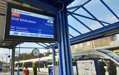 Neue Zugzielanzeiger auf dem Bahnhof Basdorf zeigen neben Abfahrtsinformationen nun auch die Auslastung der ankommenden Züge an. Die neuen Geräte bieten zudem eine wesentlich bessere Lesbarkeit der angezeigten Informationen.