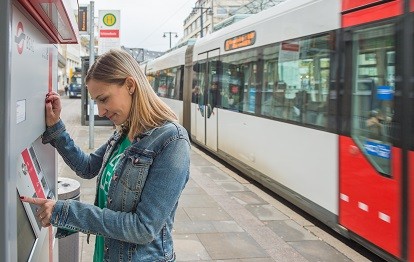 Straßenbahn und Ticketautomat der BSAG in Bremen an der Haltestelle "Schüsselkorb" (Bild: VBN / Kluge Kommunikaton GmbH)