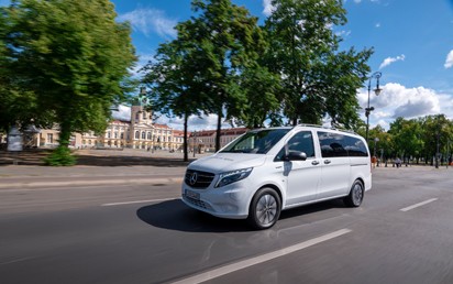 Bis zu 74 elektrische Kleinbusse vom Typ „eVito Tourer PRO“ fahren künftig auf Abruf bei sieben On-Demand-Partnern im Rhein-Main-Verkehrsverbund (RMV). Der Autohersteller erhält damit den Zuschlag nach einer europaweiten Ausschreibung, die die Partner gemeinsam auf den Weg gebracht hatten.