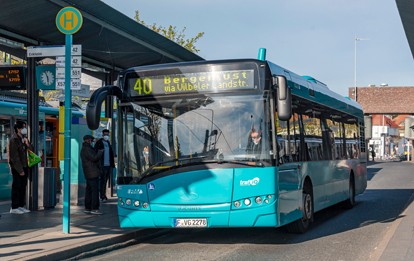 Ab Montag dem 10. Mai geht die Linie 40 als neue Buslinie für Bergen-Enkheim als dauerhaftes Angebot in Frankfurt am Main an den Start. Dies bedeutet: Die 40, die während der Sperrung der Wilhelmshöher Straße in Seckbach zunächst eine Ersatzfunktion eingenommen hat, behält traffiQ auch nach Beendigung der Bauarbeiten dauerhaft im Einsatz.