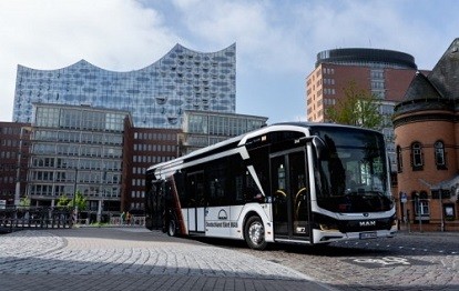 Während Fußball-EM sind in Hamburg, Köln und München MAN-Stadtbusse im Deutschland-Design unterwegs (Bild: MAN)