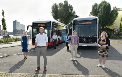 Die Hamburger Hochbahn AG (HOCHBAHN) und die Verkehrsbetriebe Hamburg-Holstein GmbH (VHH) haben die ersten Fahrzeuge gestern (10.6.2021) der Öffentlichkeit präsentiert. Mit den Gelenkbussen des Typs eCitaro G von Daimler Buses stehen jetzt auch emissionsfreie Fahrzeuge zur Verfügung, die mit einer Länge von 18 Metern rund 100 Fahrgästen Platz bieten.