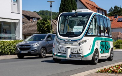 Nachdem „EASY“ erfolgreich über 500 Kilometer im öffentlichen Straßenverkehr in Bad Soden-Salmünster absolviert hat, dürfen dank gesunkener Inzidenzen ab Mittwoch (16.6.2021) auch Fahrgäste an Bord des autonomen Shuttles mitfahren.