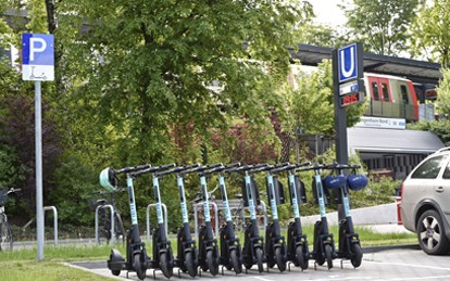 An jeweils zwei Hamburger U-Bahn-Haltestellen in Langenhorn und Lokstedt stehen Interessierten ab sofort insgesamt 200 E-Scooter vom Sharingdienst TIER Mobility als Zubringer zum ÖPNV zur Verfügung. Nachdem die Hamburger Hochbahn AG (HOCHBAHN) diesen Ansatz bereits erfolgreich in Berne und Poppenbüttel erprobt hat, startet nun ein neuer Pilot.