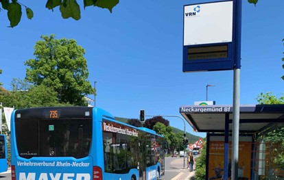 Im Rahmen der Digitalisierungsstrategie des Verkehrsverbundes Rhein-Neckar (VRN) im ÖPNV werden dynamische Fahrgastinformationsanzeiger (DFI) an verschiedenen Stationen im Zulauf auf die Städte Mannheim, Ludwigshafen und Heidelberg installiert. Durch die Echtzeitanzeige des bestehenden Verkehrsangebotes an den Zugangsstellen zu den Bussen & Bahnen erhalten die Nutzer ein aktuelles Bild von der Betriebslage.