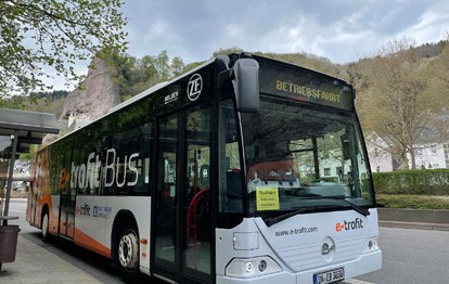 Für eine nachhaltige Mobilität im ÖPNV plant der Nationalparklandkreis Birkenfeld den Einsatz von Elektrobussen. Hierbei sollen vor allem positive Umwelteffekte durch Minderung des CO2-Ausstoßes, Einhaltung der Grenzwerte für Feinstaub und NOX, geringere Lärmemissionen und Einsparung fossiler Treibstoffe erreicht werden.