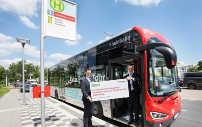Die Bahnen und E-Busse der Rheinbahn fahren ab 2022 mit Ökostrom. Im Vergleich zu dem bisher eingesetzten Strom bedeutet das eine CO2-Minderung von 18.000 Tonnen jährlich.
