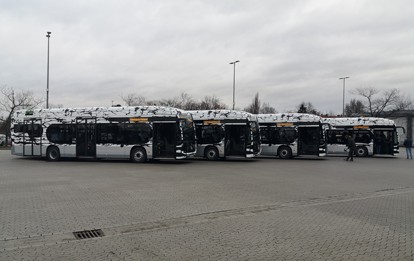 In dem Depot der Üstra in Hannover-Mittelfeld waren am Sonnabend neun Busse, darunter fünf neue Elektro-, zwei Hybrid- und je ein Diesel- und Reisebus, durch die Flammen zerstört worden. Die verbliebenen zehn Elektrobusse sollen vorläufig nicht mehr eingesetzt werden