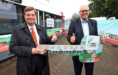 Enak Ferlemann (Parlamentarischer Staatssekretär beim Bundesminister für Verkehr und digitale Infrastruktur) und Bremens Bürgermeister Dr. Andreas Bovenschulte mit dem symbolischen Schlüsselübergabe für die Huchting-Bahn zur Verlängerung der Linie 1 (Bild: BSAG)