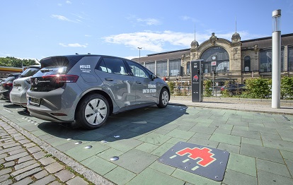 MILES-Fahrzeug am elektrifizierten hvv switch-Punkt Dammtor (Bild: HOCHBAHN)