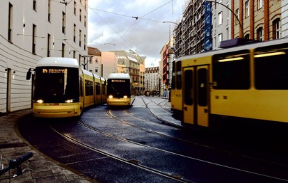Eine unabhängige Untersuchung des Mobility Institute Berlin (mib) zeigt, wie groß der Reisezeitnachteil für ÖPNV-Nutzer im Vergleich zu Autofahrenden in den elf größten deutschen Städten ist.