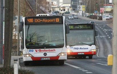 Ob Linienbus oder E-Wagen, ob Schienenersatzverkehr oder Sonderverkehr zum BVB: Wo DSW21 draufsteht, ist auch fast immer DSW21 drin. Ein knappes Viertel der Busfahrten in Dortmund und Castrop wird von Busunternehmen erbracht, die im Auftrag des Unternehmens fahren.