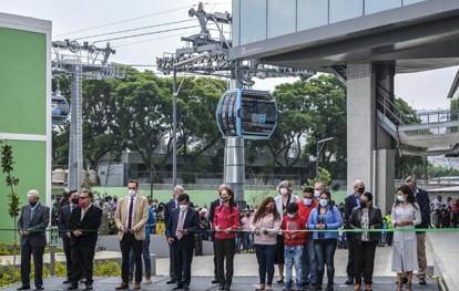 Am 11. Juli 2021 feierte Mexico City die Eröffnung der Cablebús Línea 1. Die knapp zehn Kilometer lange urbane Seilbahnverbindung schließt direkt an den größten Verkehrsknotenpunkt der Stadt an und wurde gemeinsam mit Doppelmayr, dem Weltmarktführer im Seilbahnbau, umgesetzt.