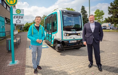 Das Shuttle des Rhein-Main-Verkehrsverbundes (RMV) „EASY“ hat seine erste Fahrt ganz ohne Operator an Bord absolviert. Am 15. Juli 2021 drehte es ohne Begleitung die erste Runde auf dem Areal der VGF-Stadtbahnzentralwerkstatt.