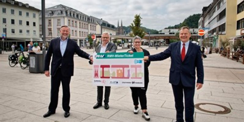 Wer in einer Wohnung der Gemeinnützigen Wohnungsbau GmbH Marburg-Lahn (GeWoBau) wohnt, kann ab sofort 15 Prozent beim Kauf von RMV-Jahreskarten sparen. Der Rhein-Main-Verkehrsverbund (RMV), die Stadtwerke Marburg, die Universitätsstadt Marburg sowie die GeWoBau haben am Montag das neue „RMV-MieterTicket“ für die 5.100 Mietende der städtischen Wohnungsbaugesellschaft vorgestellt.