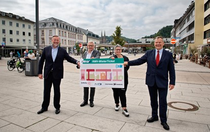 Wer in einer Wohnung der Gemeinnützigen Wohnungsbau GmbH Marburg-Lahn (GeWoBau) wohnt, kann ab sofort 15 Prozent beim Kauf von RMV-Jahreskarten sparen. Der Rhein-Main-Verkehrsverbund (RMV), die Stadtwerke Marburg, die Universitätsstadt Marburg sowie die GeWoBau haben am Montag das neue „RMV-MieterTicket“ für die 5.100 Mietende der städtischen Wohnungsbaugesellschaft vorgestellt.