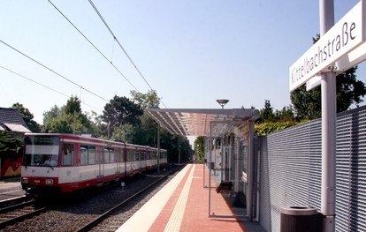 Damit die betroffenen Bürgerinnen und Bürger in Düsseldorf, im Kreis Mettmann sowie im Rheinkreis Neuss gerade jetzt mobil bleiben können, unterstützt sie die Rheinbahn mit kostenlosen Tickets für die gesamte Familie. Die Tickets werden ab Montag in den Kundencentern ausgegeben und gelten bis Ende August.