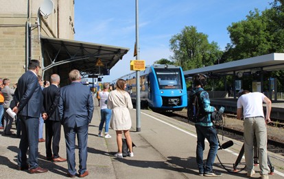 Erstmals kommt in Baden-Württemberg ein mit Wasserstoff betriebener Zug im regulären Betrieb zum Einsatz – und zwar von Mitte Juli 2021 an auf den Zollern-Alb-Bahnen. Verantwortlich dafür sind das baden-württembergische Verkehrsministerium, der Fahrzeughersteller Alstom und die Südwestdeutsche Landesverkehrs-AG (SWEG).