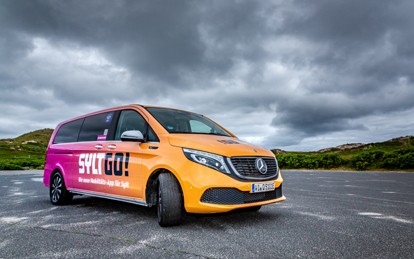 Ab sofort ist der neue, nachfragegesteuerte Service der Sylter Verkehrsgesellschaft (SVG) SyltRIDE auf der Insel unterwegs. Es werden drei EQVs von Mercedes-Benz mit je 6 Fahrgastplätzen eingesetzt, die bei Bedarf über die App gerufen werden können.