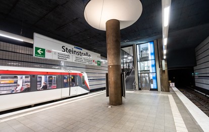 Ab sofort ist die U1-Haltestelle Steinstraße in Hamburg barrierefrei zu erreichen. Damit ermöglicht die Station nun auch älteren Menschen, Eltern mit Kinderwagen und Personen mit Handicap einen einfachen und bequemen Zugang zur U-Bahn.