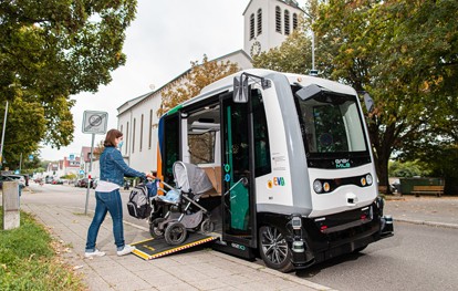 In Karlsruhe geht der autonome Shuttle-Verkehr in die Verlängerung: Die EVA-Shuttles im Stadtteil Weiherfeld-Dammerstock bieten nach Ablauf der regulären Probebetriebszeit im Juli noch an den Wochenenden ganztags Fahrten an.