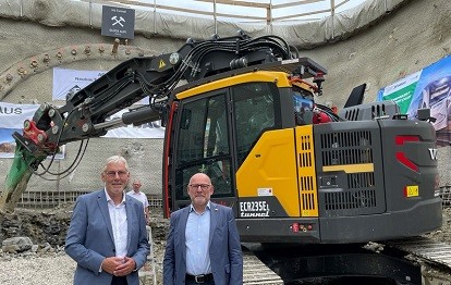 Landrat Helmut Riegger (links) und Verkehrsminister Winfried Hermann (rechts) beim Anstich des Neubautunnels in Ostelsheim am 27.07.2021 (Bild: Landratsamt Calw)