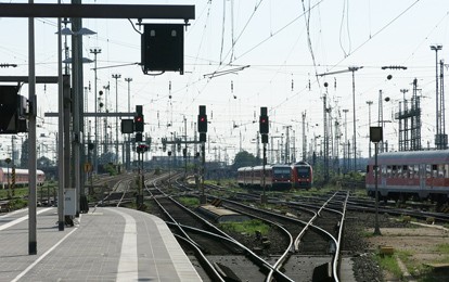 Durch die Folgen des Unwetters und der Überschwemmungen von vergangener Woche kommt es in einigen Teilen NRWs weiter zu erheblichen Verkehrsstörungen.