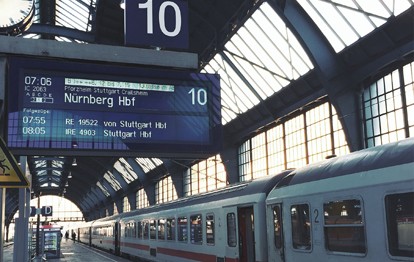 Bei den beliebtesten Verkehrsmitteln steigt die Eisenbahn in der Gunst der Deutschen in einem insgesamt im Jahr 2020 geschrumpften Markt: Im letzten Jahr stieg die Nutzung der Bahn als Verkehrsmittel für Urlaubsreisen ab fünf Tagen Dauer von sechs auf sieben Prozent, dem höchsten Wert seit dem Jahr 2000. Zu diesem Ergebnis kommt eine vom Deutschen Reiseverband veröffentlichte repräsentative Erhebung aus der „Reiseanalyse 2021“.