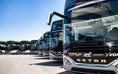 Die Österreichische Postbus AG nimmt neun neue Setra Doppelstockbusse S 531 DT in Betrieb. Die Fahrzeuge der Setra Baureihe 500, die im Auftrag des Verkehrsverbundes Ost-Region (VOR) auf den sogenannten Wieselbus-Überlandlinien eingesetzt werden, sind jeweils mit 20 Steh- und 72 Sitzplätzen mit höhenverstellbaren Komfort-Kopfstützen ausgestattet.