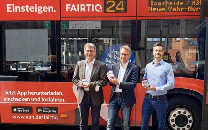 Ab sofort genügt ein Smartphone-Wisch in der FAIRTIQ-App, um noch bequemer Bus und Bahn im Gebiet des Verkehrsverbund Bremen/Niedersachsen GmbH (VBN) nutzen zu können. Fahrgäste können die Verkehrsmittel damit bargeldlos und ohne konventionellen Fahrkartenkauf nutzen – und sie sind dabei stets zum bestmöglichen Tagespreis unterwegs.