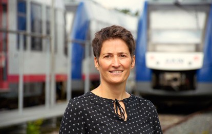 Marion Saß, Abteilungsleiterin Marketing Vertrieb der AKN Eisenbahn GmbH mit Sitz in Kaltenkirchen, hat zum 1. August Prokura erhalten. Sie rückt damit an die Stelle des langjährigen AKN-Prokuristen Stefan Bagowsky, der zum 31. Juli 2021 in Rente gegangen ist.