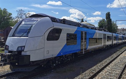 Siemens Mobility hat im Auftrag von Alpha Trains, Leasinggeber für Lokomotiven und Züge, die an die ODEG – Ostdeutsche Eisenbahn GmbH vermieteten Triebzüge von Drei- zu Vierteilern umgebaut. Mit dem Umbau hat Siemens für die Alpha Trains-Züge vom Typ Desiro ML das Zulassungsverfahren für die Kapazitätserweiterung erstmals auf europäischer Ebene durchlaufen.