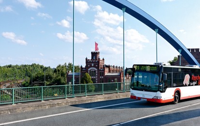 In Bussen und Bahnen sind mittlerweile wieder rund 75 % der Fahrgäste im Vergleich zur Zeit vor Corona unterwegs. Zum Fahrplanwechsel am 18. August bietet DSW21 weiterhin ein breites Angebot in der ganzen Stadt an, bei dem auch viele Verstärkungen aus der Corona-Zeit in den regulären Fahrplan aufgenommen wurden.