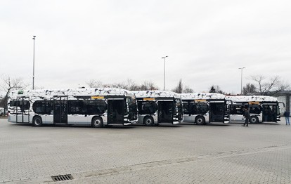 Nach dem Unfall mit einer Toten und 15 Verletzten haben die Verkehrsbetriebe Üstra schockiert und bestürzt reagiert. „Es ist ein schwarzer Tag für den Nahverkehr in Hannover“, sagte Üstra-Sprecher Udo Iwannek am Dienstag der dpa.