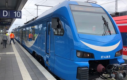 Stadler verbuchte im ersten Halbjahr 2021 einen Bestellungseingang von 3.1 Milliarden Schweizer Franken, was einer stabilen Entwicklung auf einem hohen Niveau gegenüber der Vorjahresperiode entspricht (H1 2020: 3.1 Milliarden Schweizer Franken). Darin nicht enthalten sind ursprünglich noch vor Ende Juni erwartete Vergabeentscheide einzelner Großprojekte.