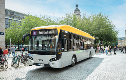 Insgesamt 21 Elektrobusse sollen auf drei Linien bei den Leipziger Verkehrsbetrieben noch in diesem Jahr an den Start gehen. Damit die neuen vollelektrischen Busse effizient und kostengünstig geladen werden, setzen die LVB auf das Lademanagementsystem des INIT Tochterunternehmens CarMedialab.