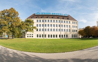 Knorr-Bremse hat im ersten Halbjahr 2021 ein sehr gutes Geschäftsergebnis erzielt. Im ersten Halbjahr 2021 steigerte Knorr-Bremse den Auftragseingang im Konzern merklich um 32,1 % über das Niveau des Vorjahres auf 3.602,9 Mio. € (Vorjahr: 2.727,1 Mio. €).