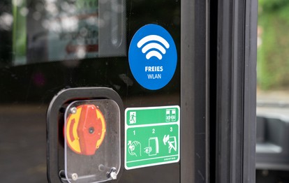 Die Straßenbahn Herne – Castrop-Rauxel GmbH (HCR) bietet ihren Fahrgästen eine kostenlose WLAN-Nutzung in allen 78 Linienbussen an. Ab Montag,16.8.2021 können sich Nutzer von mobilen Endgeräten auf allen HCR-Linien ohne Angabe von persönlichen Daten ins Internet einloggen.
