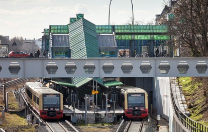 Die ersten neuen S-Bahnen für Berlin haben ihren Fahrgast-Probebetrieb erfolgreich absolviert. Seit dem 1. Januar fahren die zehn Vorserienzüge der Baureihe 483/484 die Strecke Spindlersfeld – Hermannstraße im sogenannten Fahrgastprobebetrieb.