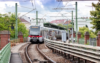 Die signaltechnische Überwachung der U6 – das sogenannte Zugbeeinflussungssystem – bekommt in den kommenden Jahren ein Update. Bis 2024 werden alle U6-Züge sowie die insgesamt 17,5 Kilometer lange Strecke entsprechend umgerüstet.