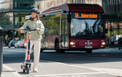 Mit über 500.000 wöchentlichen Fahrten allein in den 5 größten Städten Deutschlands hat Voi sein E-Scooter-Geschäft im Vergleich zur ersten Saison 2019 versechsfacht und arbeitet in 14 der 15 deutschen Märkte profitabel.