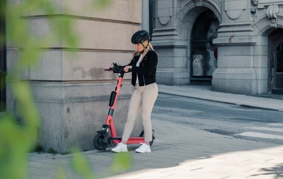 Mit dem Ziel, den gemeinsamen Zugang zu nachhaltigen Transportlösungen zu demokratisieren, schließen sich Voi und Google Maps zusammen. Ab sofort wird das eScooter-Angebot von Voi in mehr als 22 Städten auf Google Maps angezeigt