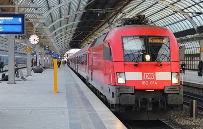 Die Gewerkschaft Deutscher Lokomotivführer (GDL) hat von der Deutschen Bahn (DB) am 11.9.2021 ein Angebot erhalten. Die GDL wird das Angebot bewerten und die Medienvertreter zu gegebener Zeit über die weiteren Schritte informieren.